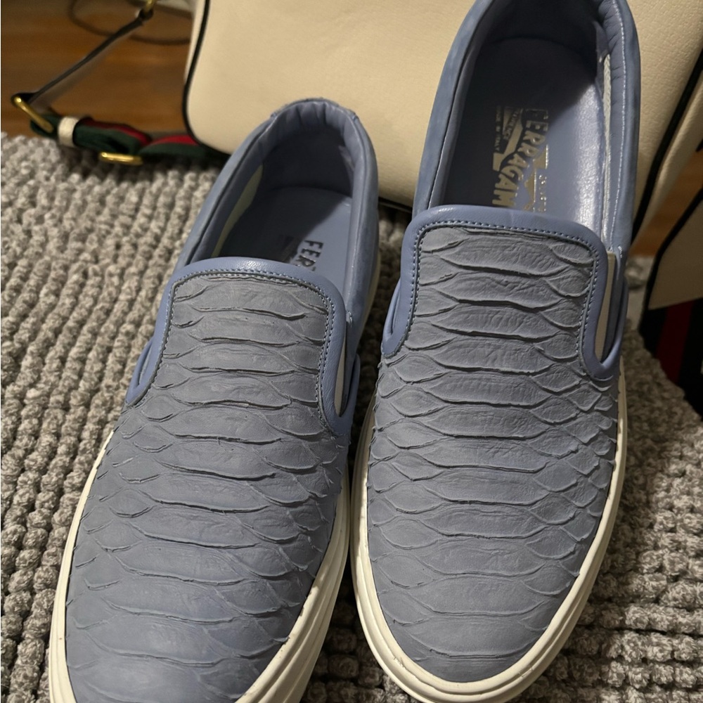 SNEAKERS / TENNIS SHOE
Suede Leather Slip-On 
Size 7/12 Women’s